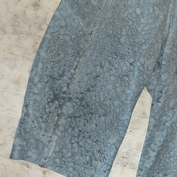 Lululemon Fast and Free Short 10" City Grit White Blue Fog | size 6 - Picture 3 of 10